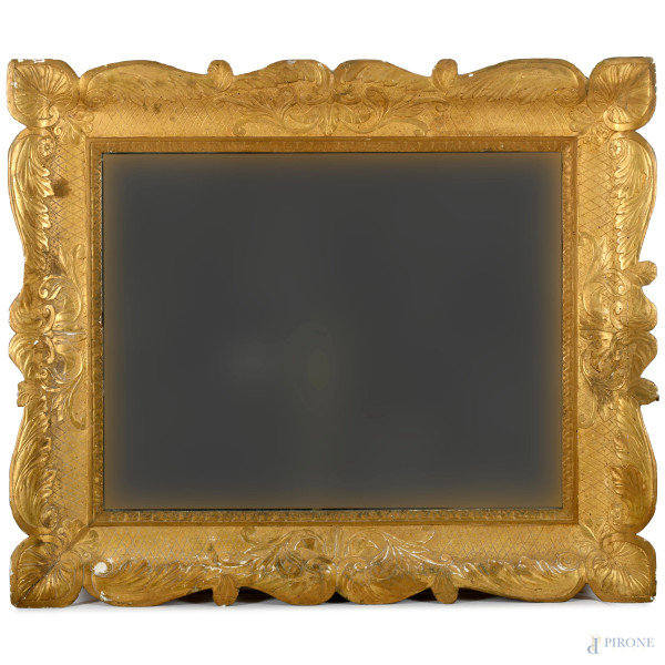 Specchiera in legno dorato e intagliato con cornice  a guantiera, cm 104x87, XX secolo (difetti)