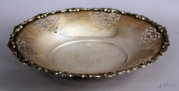 Centrotavola di linea tonda in argento con particolari traforati, diametro 27,5 cm, gr. 280.