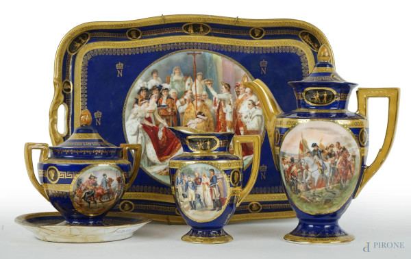 Servizio da caffè in porcellana francese, fondo blu cobalto con medaglioni raffiguranti scene napoleoniche, lumeggiature dorate, marca sotto la base, alt. max cm 20 (difetti e restauri)