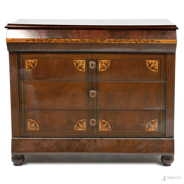 Comò impiallacciato in piuma di mogano con fronte scandito da cinque cassetti in colonna, XX seco...