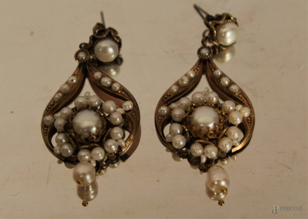 Coppia di orecchini in metallo dorato con perle.