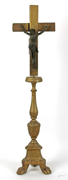 Crocifisso in bronzo, con base a candeliere in legno dorato altezza cm 61, inizi XX secolo, (difetti)
