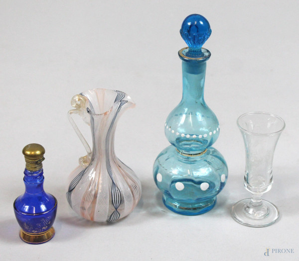 Lotto composto da due ampolle e due vasetti in vetro, forme e colori differenti, altezza max 18 cm (difetti)