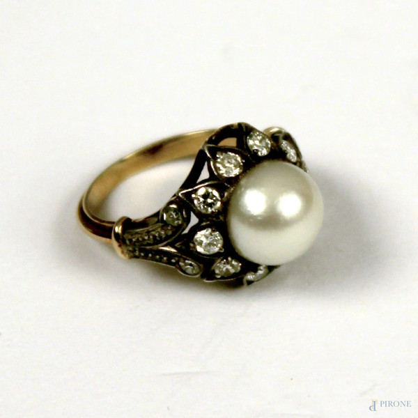 Anello in oro antico ed argento con perla e brillantini, gr. 3,3.