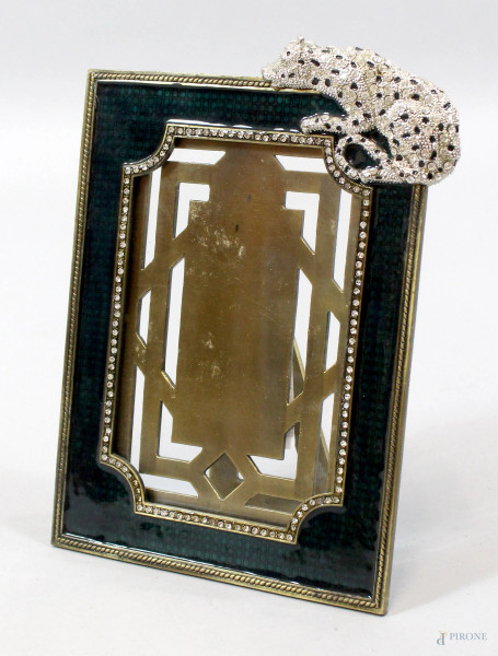 Cornicetta porta foto in bronzo e smalto con zirconi applicati, sormontata da pantera, altezza cm. 21x14,5 
