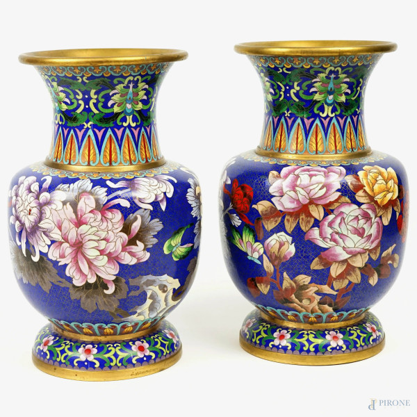 Coppia di vasi cloisonné, Cina, prima metà XX secolo a decori policromi floreali, cm h 31.
