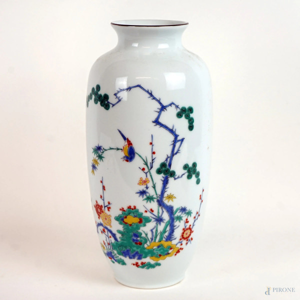 Vaso in porcellana bianca a decoro di fiori, cm h 26,5, Cina, XX secolo.