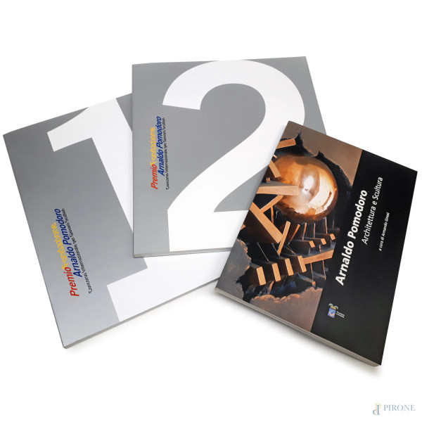 Lotto composto da tre volumi: “Premio Fondazione Arnaldo Pomodoro opere giovani scultori” volumi 1 e 2 (90 pagine ciascuno illustrate a colori) e “Arnaldo Pomodoro architettura e scultura” a cura di Armando Ginesi (80 pagine illustrate a colori)