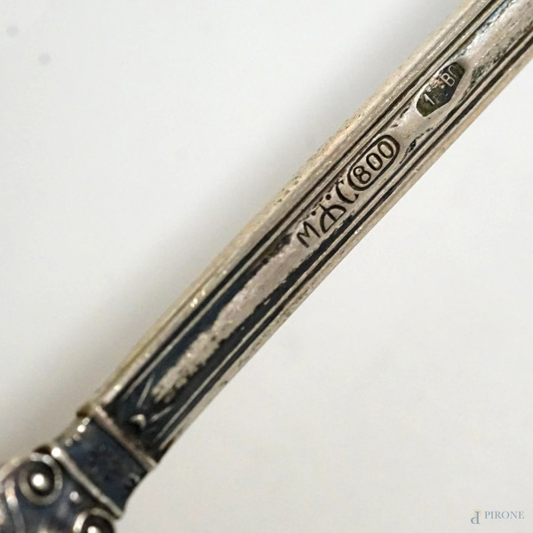 Salsiera in argento 800, XX secolo, con profili a foglie lanceolate e manico zoomorfo, completa d...