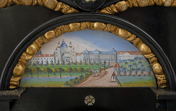 Pendola da camino a due colonne trabeate in alabastro con decorazione dipinta a villa viennese. Q...