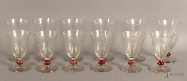 Lotto composto da sei bicchieri da vino ed sei da acqua in vetro di Murano, altezza max. 13,5 cm.