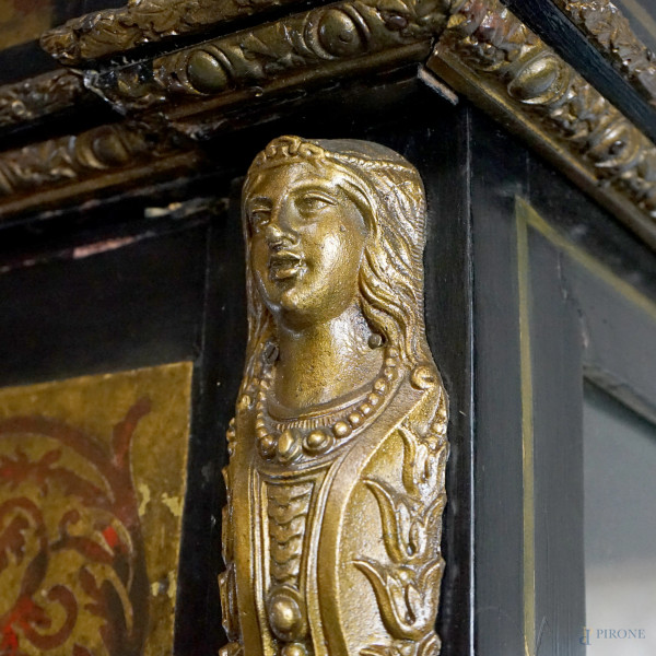 Vetrina stile Boulle in legno ebanizzato con intarsi e applicazioni in metallo dorato, due ante, ...