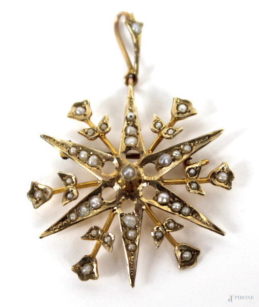 Spilla Rosa dei Venti, anni &#39;20, in argento dorato con microperle, cm.3,5x3,5