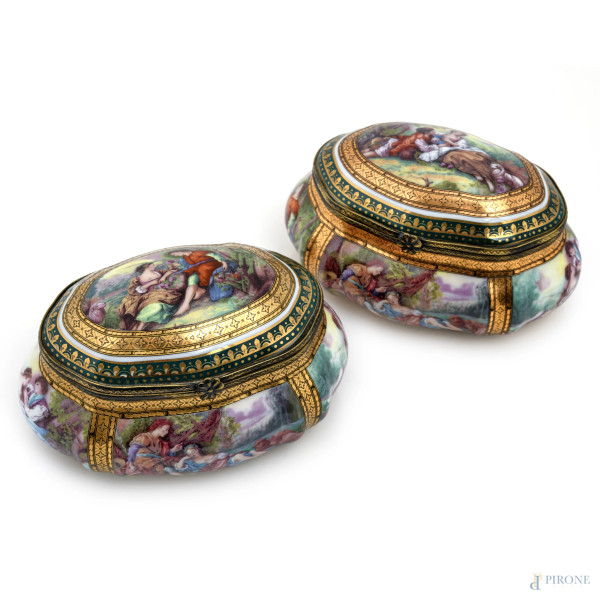 Coppia di due cofanetti in porcellana Meissen decorati in policromia con scene galanti, XX secolo, cm 7x13x9,5, (segni di usura)
