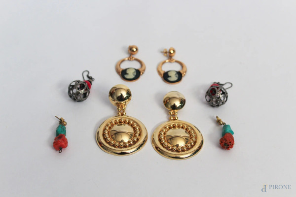 Lotto composto da quattro paia di orecchini in materiali e forme diverse.
