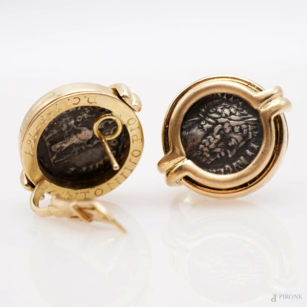 Coppia di orecchini Bulgari, in oro 750 con monete incastonate, cm 2.6x2.2, peso gr. 30.5