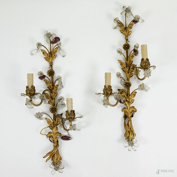 Coppia di applique in metallo dorato con pendenti in cristallo, a due luci, cm h 69,  (difetti e mancanze)