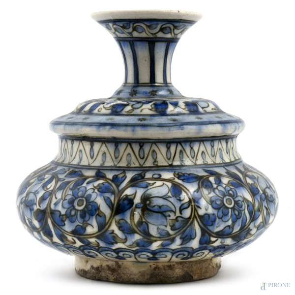 Vasetto in porcellana decorata a motivi floreali nei toni del blu, XX secolo, altezza cm 16,5, (difetti di cottura, segni di usura, sbeccature)