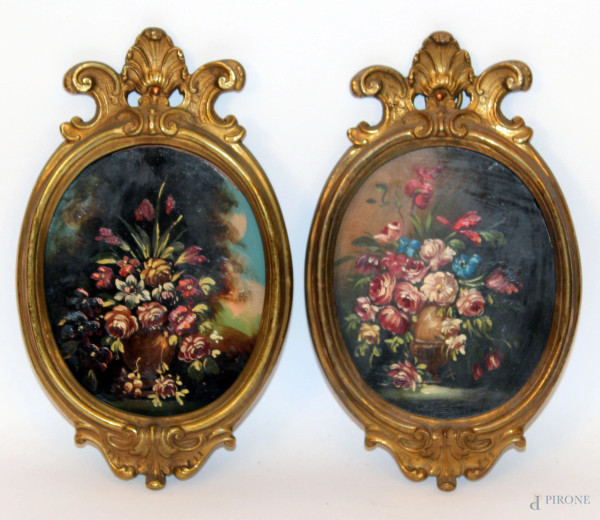 Coppia di dipinti ad assetto ovale a soggetto di vasi con fiori con cornice in bronzo dorato, diam. 13 h. cm 24.