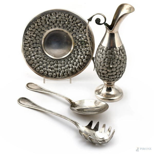 Lotto composto da brocca, piatto e due posate in argento, altezza massima cm 25,5, peso complessivo gr 800