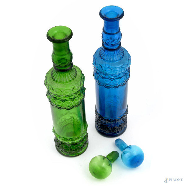 Lotto di due bottiglie in vetro colorato nei toni del blu e del verde, XX secolo, altezza cm 38(s...