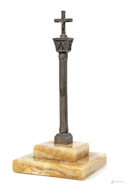 Crocefisso su colonna in metallo argentato, poggiante su base modanata in onice, cm h 22, inizi XX secolo.