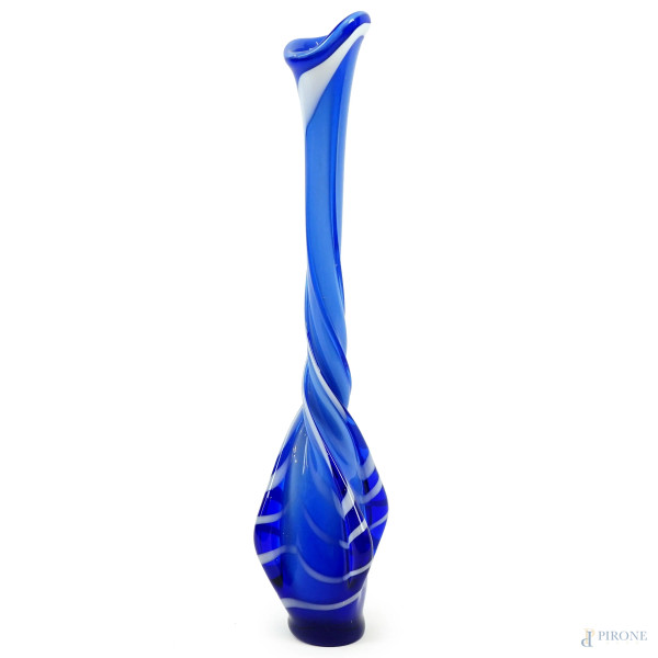 Vaso in vetro blu e bianco con lungo collo spiraliforme, cm h 65, XX secolo.