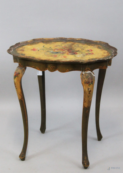 Tavolino in legno laccato e dipinto, decori floreali, gambe mosse, cm 57x56x40, (difetti, cadute di colore)