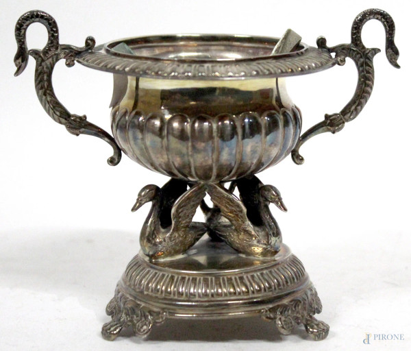 Salierina  in argento cesellato con anse retta da tre cigni in argento cesellato, H 10 cm, gr. 175, Germania, XIX sec.