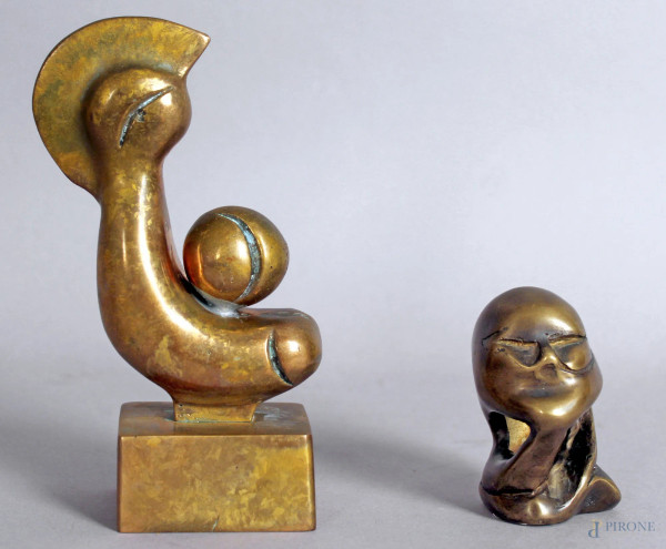 Lotto composto da due sculture in bronzo raffiguranti maternit&#224; h. 14 cm, ed una testa h. 6,5 cm.