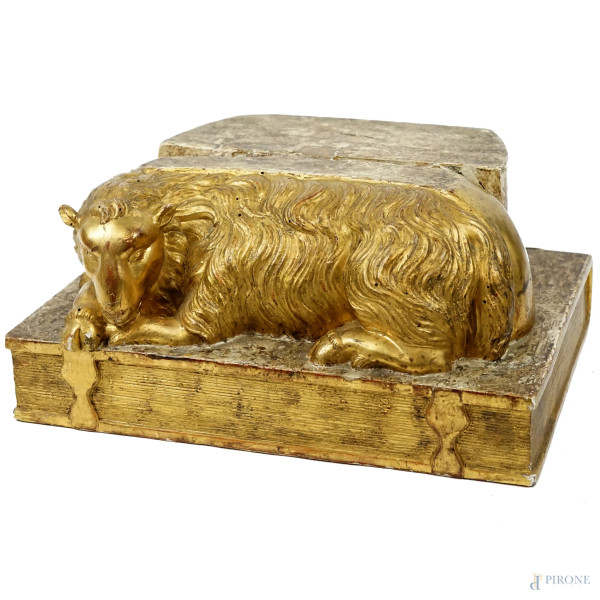 Agnus Dei, scultura in legno intagliato e dorato, cm 20x41x20, XIX secolo, (difetti).