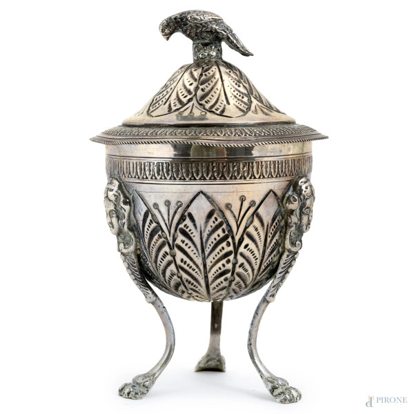 Salierina in argento cesellato con presa a foggia di pappagallo e tre piedi ferini, altezza cm 13, peso gr 160
