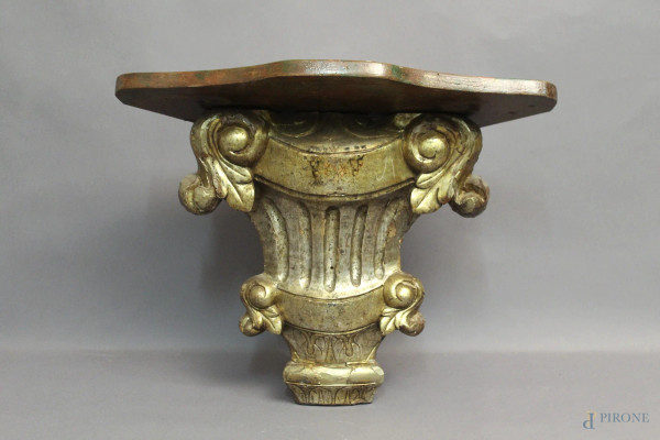 Mensola in legno sorretta da un frammento di fregio intagliato e dorato a mecca a forma di vaso, XVIII sec., H 38 cm.