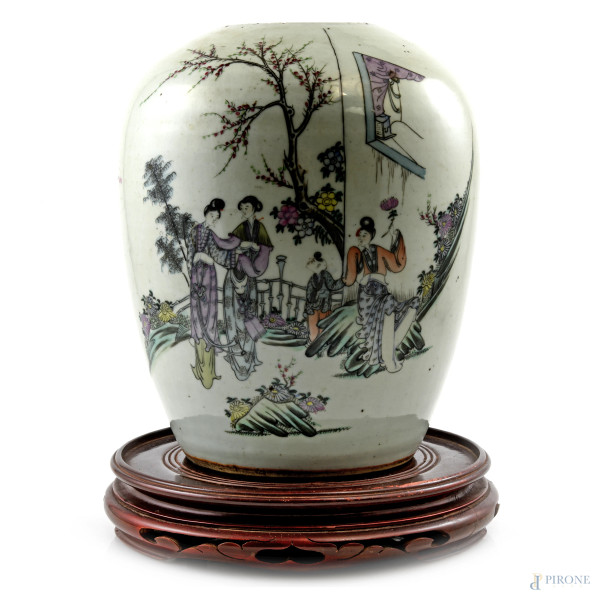 Vaso in ceramica decorato con scene di genere e ideogrammi, su base in teak, Cina, XX Secolo, altezza vaso 26,5, (segni di usura, sbeccature, difetti di cottura)