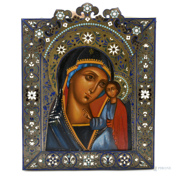 Icona raffigurante Madonna con Bambino con riza in metallo argentato, dorato e smalti, XX secolo, cm 36x28, (segni di usura, difetti)