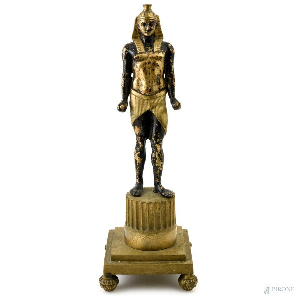 Portalumino in bronzo dorato e dipinto raffigurante faraone, XX secolo, altezza cm 41, (segni di usura, scalfiture, lievi difetti)