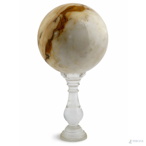 Sfera in marmo su base in plexiglass, XX secolo, diametro cm 13 ca.,  altezza complessiva cm 15