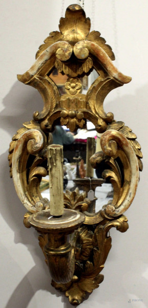 Coppia di specchiere in legno intagliato e dorato, impianto mistilineo ornato da volute e foglie, ad una fiamma,  cm h 89x41, fine XVIII-inizi XIX secolo, (uno specchio mancante)