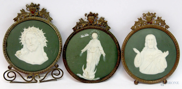 Lotto composto da tre placche in porcellana bisquit a soggetti religiosi con finiture in bronzo cm.14x10