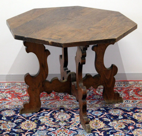 Tavolino di linea ottagonale in noce retto da quattro gambe legate da crociate del XIXsec., h 55 diam 70 cm.