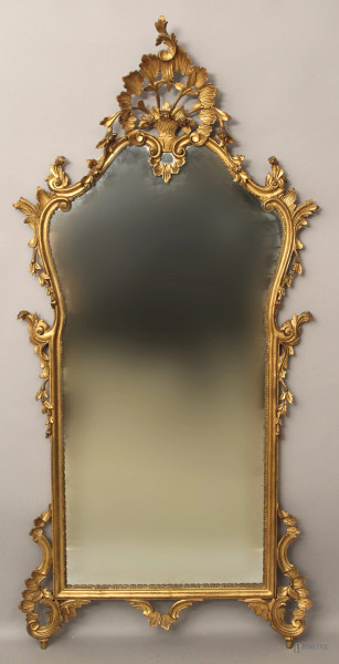 Specchiera di linea centinata in legno intagliato e dorato, 167x80 cm