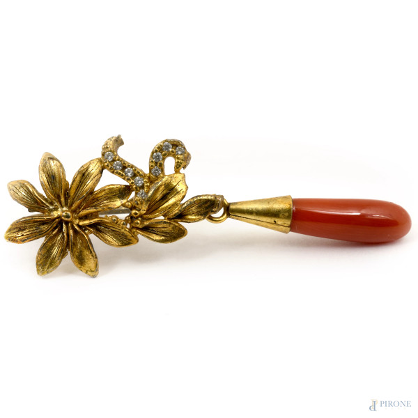 Coppia di orecchini in oro basso e corallo rosso, lunghezza cm 5, peso gr 8