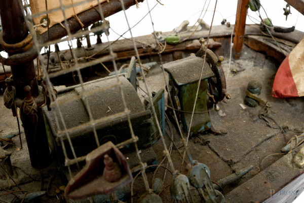 Modello di veliero in legno e tessuto, cm 118x134,x31 (difetti)