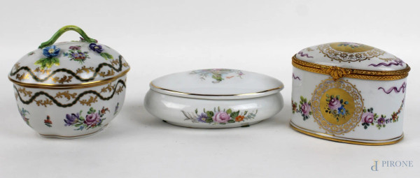 Lotto di tre scatoline in porcellana policroma, altezza max cm. 11, manifatture diverse, XIX-XX secolo