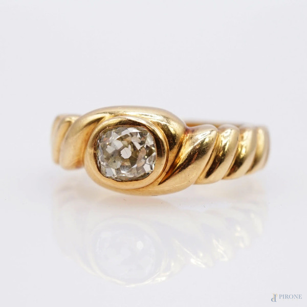 Anello in oro giallo 18 kt con brillante ct 0,55 circa, misura n. 15, peso gr. 9,2