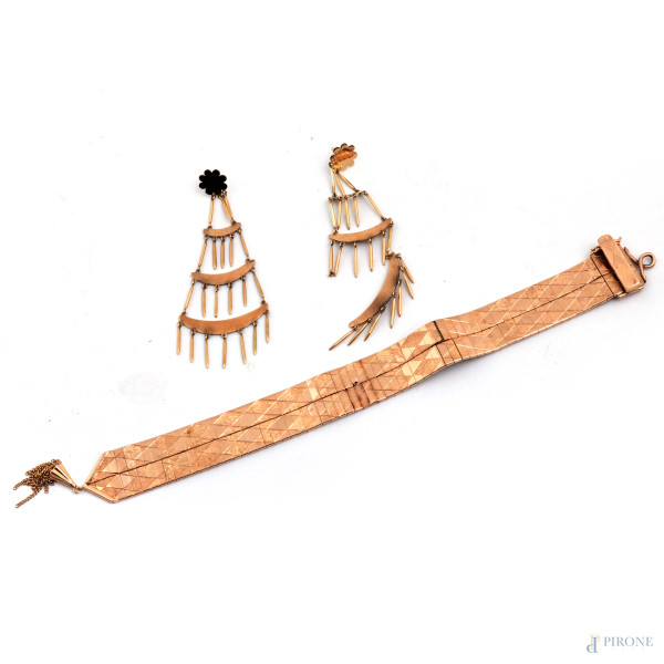 Lotto composto da orecchini e bracciale in oro basso, lunghezza bracciale cm 22, peso complessivo gr 64, (segni di usura, difetti, rotture)