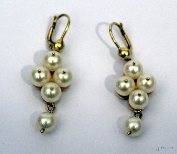 Coppia di orecchini in oro 18 kt. con perle