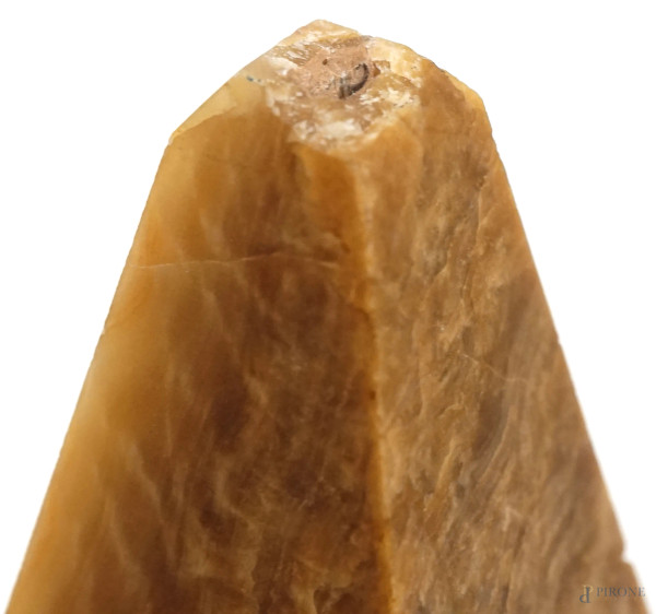 Modello di obelisco in onice, XX secolo, altezza cm 51,5 (difetti)
