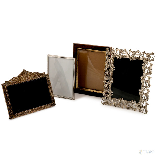 Lotto di quattro cornici di varia foggia e materiali, misura massima cm 24x19; luce cm 16x12, (difetti)