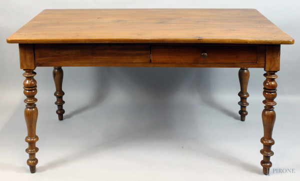 Tavolo scrittoio in noce a due cassetti di cui uno laterale, poggiante su quattro gambe tornite, cm. 77x135x77, XIX secolo.